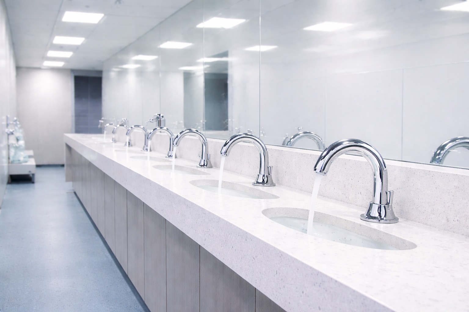 Healthcare facility commercial bathroom faucets with laminar flow and ADA compliance
